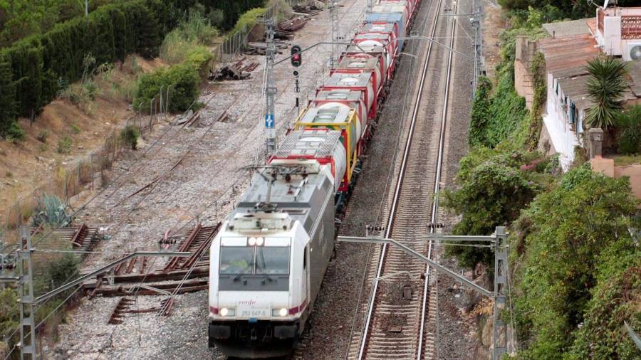 Un tren en su paso por Tarragona. FOTO: PERE FERRÉ