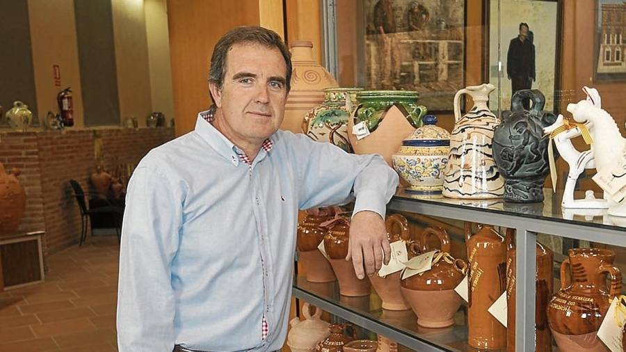 L’alcalde de la Galera, Ramon Muñoz, al costat de peces de terrissa i ceràmica. FOTO: Joan Revillas