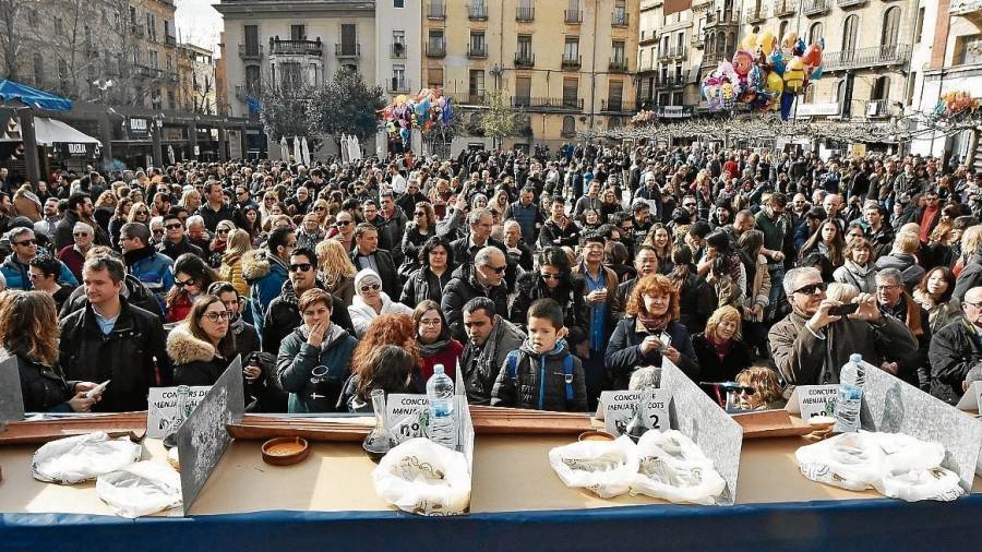 Imatge d’arxiu de la plaça del Pati, plena de gom a gom, el diumenge de la Gran Festa de la Calçotada de Valls. Es preveu que visitin la capital de l’Alt Camp unes 35.000 persones d’arreu. FOTO: DT