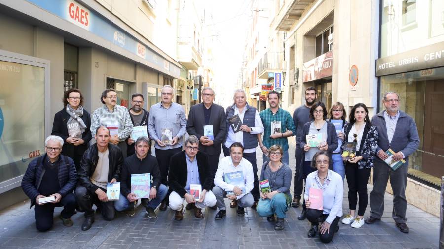 Foto de familia de los autores de Cossetània, que ayer presentó sus novedades de cara a la próxima diada de Sant Jordi. FOTO: Alba Mariné
