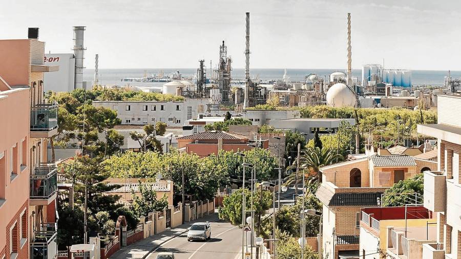 Vista panorámica de La Canonja con la industria química del polígono sur en el fondo de la imagen, marcando el horizonte. FOTO: ALBERICH FOTÒGRAFS