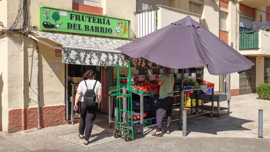 Los comercios de barrio aportan, según los vecinos del barrio Mas Iglesias, vida a diferentes partes de la ciudad. FOTO: FABIÁN ACIDRES