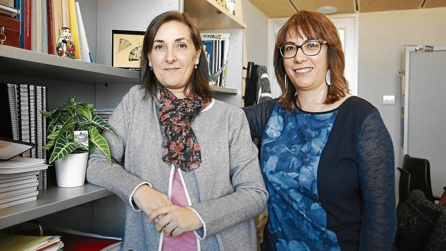 Las profesoras Sandra Iglesia e Isabel Gibert, en el despacho de Filologías Románicas, en la URV. FOTO: Pere Ferré