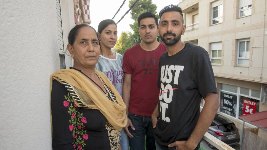 Els dos fills, l’esposa d’un d’ells i la mare de la família Singh, al balcó de casa seva. Foto: Joan Revillas