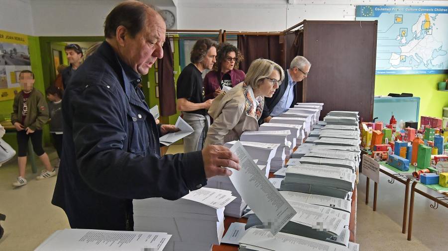 Votantes examinan las papeletas de las candidaturas al Congreso durante la jornada electoral del pasado 10 de noviembre en el colegio Joan Rebull de Reus. FOTO: ALFREDO GONZÁLEZ