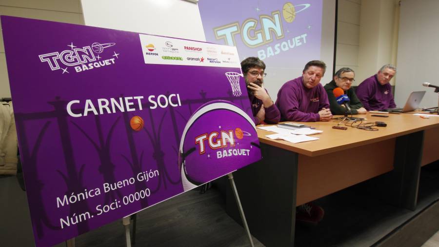 Presentació del carnet de soci del TGN Bàsquet amb els responsables del club (Foto: Rafa Marrasé / TGN Bàsquet)