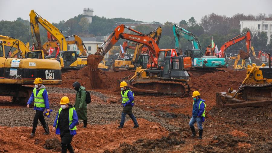 Decenas de excavadoras trabajan en la construcción de un hospital de 25.000 m2 en Wuhan, que estará operativo en diez días. YUAN ZHENG /Efe