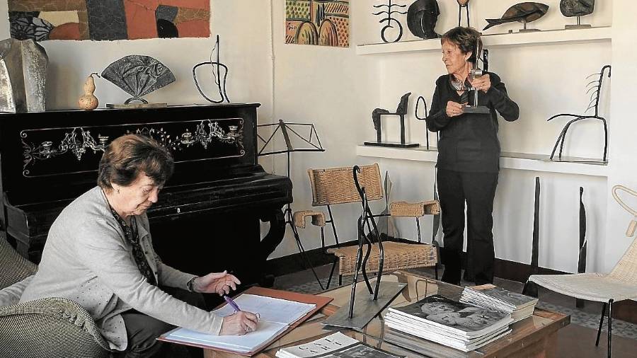 Assumpta Piqué (d) i Maria Franquès (e) a l’estudi de l’artista a Montbrió. FOTO: FUND. JOSEP PIQUÉL’ESCULTURA DEL MONTBRIONENC JOSEP PIQUÉ CERCAVA LA SÍNTESI I LES FORMES DEPURADES. FOTO: FUNDACIÓ JOSEP PIQUÉ ISERTE-PIQUÉART