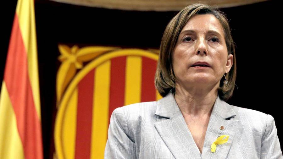 La presidenta de la cámara catalana, Carme Forcadell, entona Els segadors al finalizar un pleno del Parlament