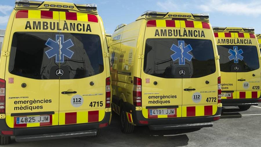 EL SEM ha enviat tres ambulàncies i un helicòpter al lloc de l'accident. Foto: Joan Revillas/DT