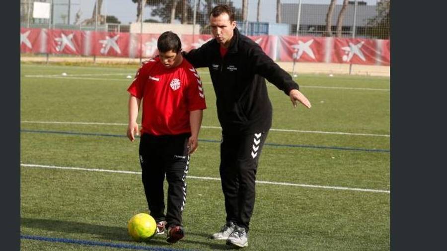 Rafael Magrinyà entrenando con uno de sus jugadores. Foto: Lluís Milian