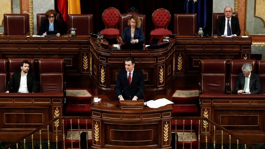 El presidente del Gobierno, Pedro Sánchez (c), durante su intervención en el pleno del Congreso celebrado ayer. Foto: EFE