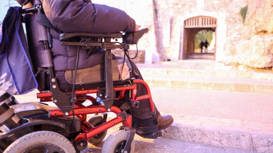 Las personas en silla de ruedas no pueden acceder al Passeig Arqueològic. FOTO: Alba Mariné