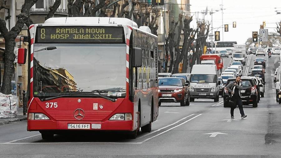 Cinco de los ocho nuevos autobuses contarán entre 12 y 13 metros de longitud. FOTO: Pere Ferré