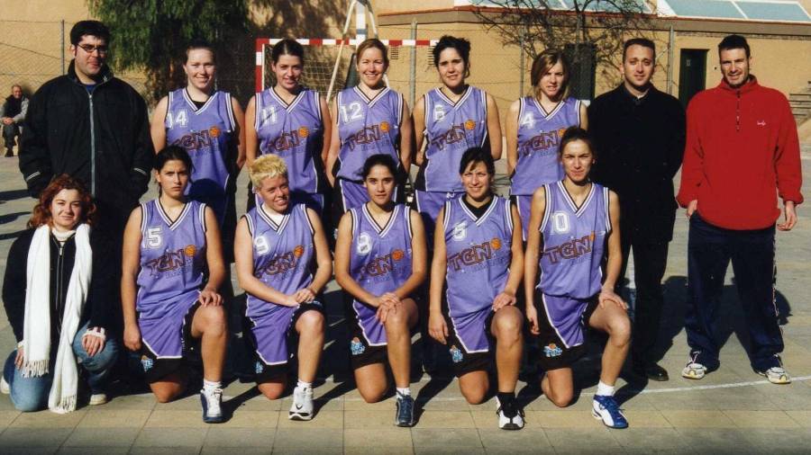 Instantánea del equipo femenino del primer año de existencia del TGN Bàsquet, en la temporada 2002/2003. Foto: cedida