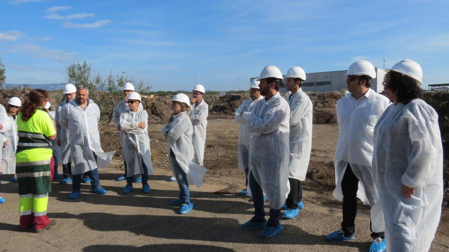 Algunos de los representantes municipales durante su visita al Centro de Gestión de Residuos del Baix Camp. FOTO:CEDIDA
