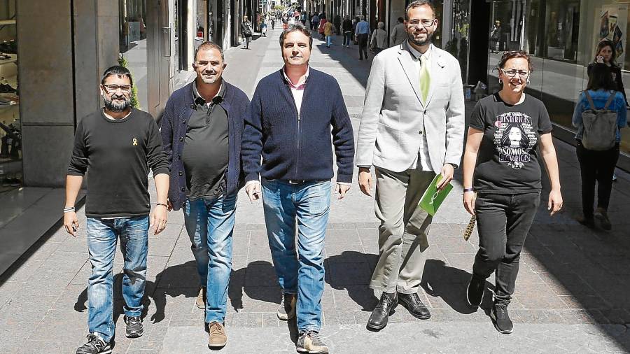 Lluís Pallejà (Primàries Reus), Valentín Rodríguez (Entre Veïns), Juan Carlos Sánchez (dCIDE), Jordi Ferré (VOX) y Nazaret Troya (En Comú Podem Reus). FOTO: A.mariné
