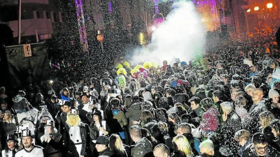 Miles de persones s'apleguen cada any a Salou per disfrutar del Cós Blanc.