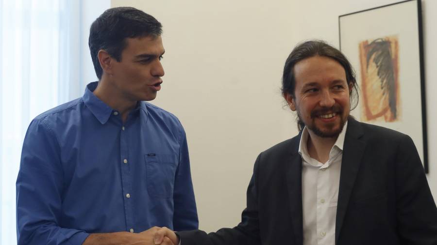 Los secretarios generales del PSOE, Pedro Sánchez (i), y de Podemos, Pablo Iglesias, se saludan. Foto: j. lizón/efe