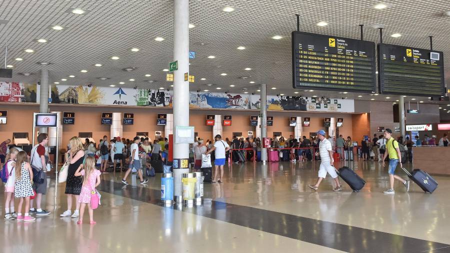 Inagen en la que se observa mucha actividad en el aeropuerto de Reus. Foto: Alfredo González
