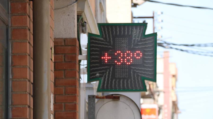 Primer pla del termòmetre d'una farmàcia a Tortosa que marca 38 graus aquest dijous al migdia. Foto: ACN