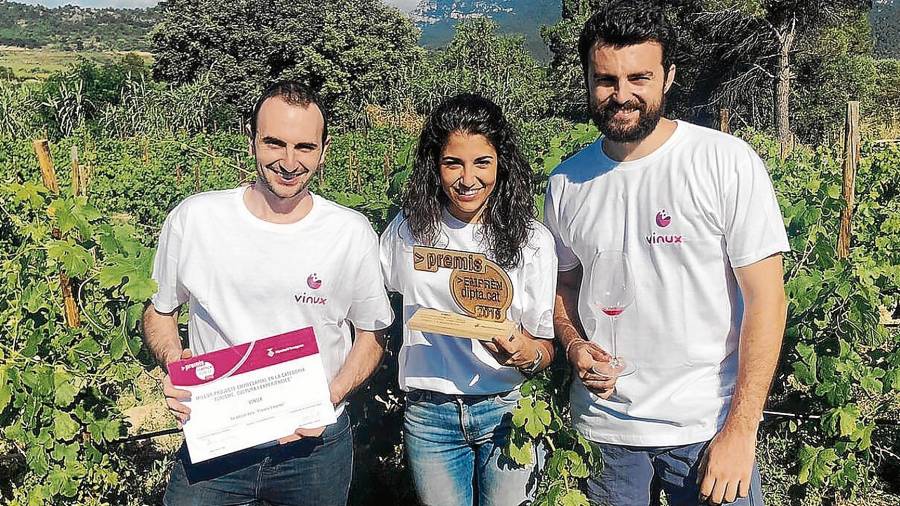 Carles Giménez, Maria Piñol i Pau Castellví són els joves impulsors de l’aplicació Vinux. FOTO: Cedida