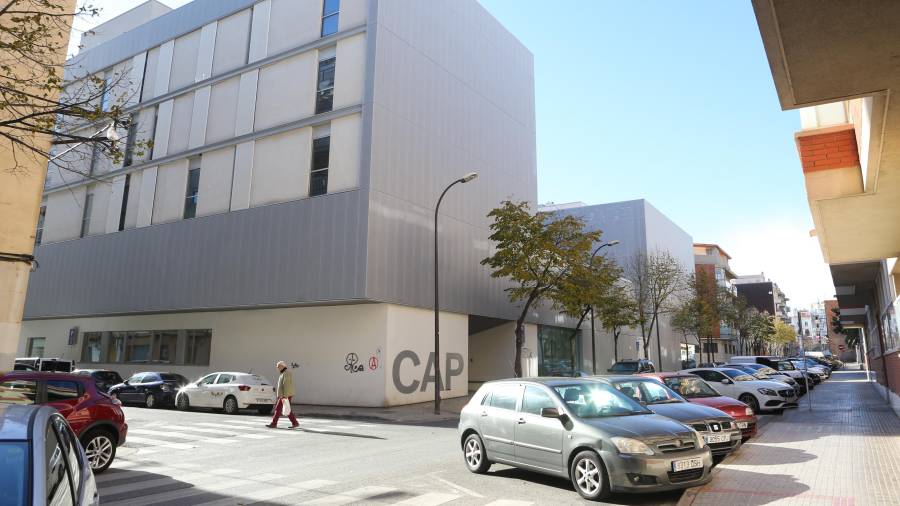 El edificio de la residencia Horts de Miró está finalizado desde 2012, cuando entró en funcionamiento el CAP. FOTO: Alba Mariné