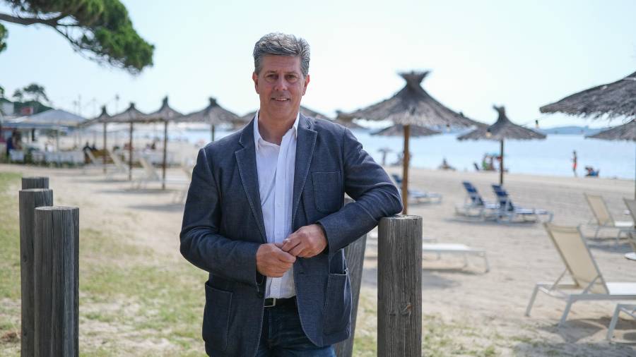 Lluís Abella en la playa del Esquirol, en la zona de levante de Cambrils. FOTO: FABIÁN ACIDRES