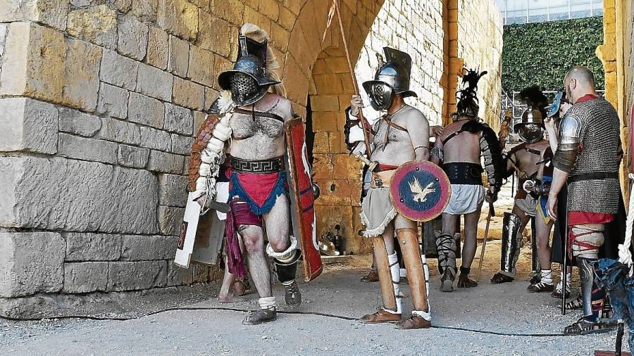 Los gladiadores a punto de salir a luchar en el Amfiteatre. FOTO: alfredo gonzález