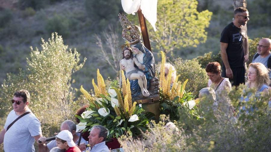 Veïns d’Ulldecona baixant en rogativa a la Verge de la Pietat. FOTO: Joan Revillas