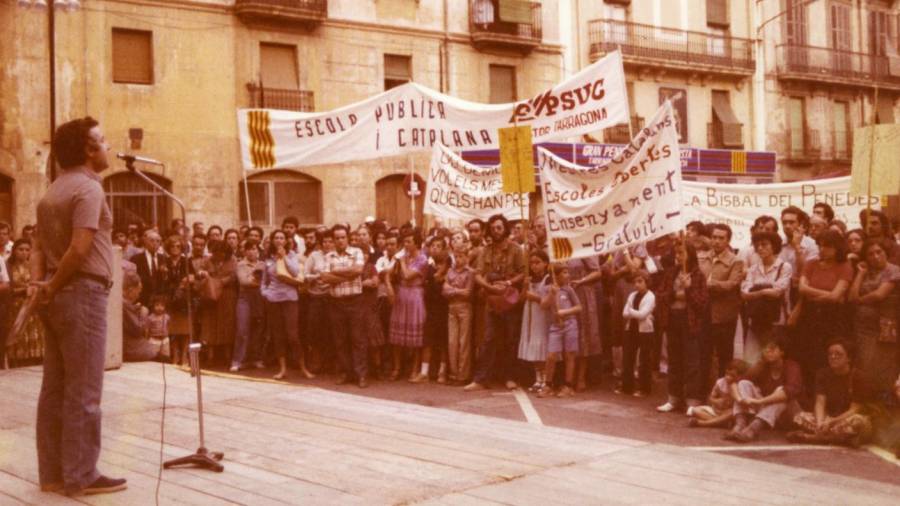 Jesús Mateo se dirige a un grupo de padres en la Plaça de la Font en 1977. Arrasó en las primeras elecciones sindicales de los maestros. Foto: Cedida