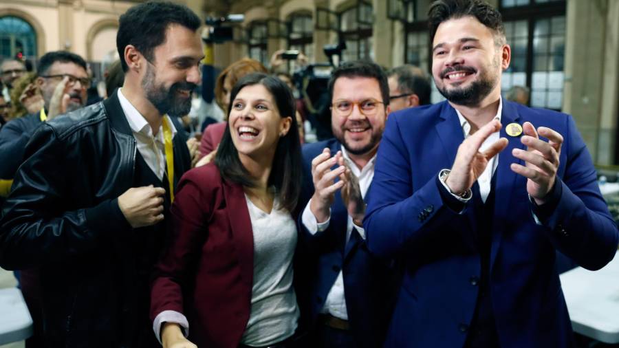 Los republicanos Roger Torrent, Marta Vilalta, Pere Aragonès y Gabriel Rufián celebrando los resultados que les daban ganadores de las elecciones en Catalunya. FOTO: EFE