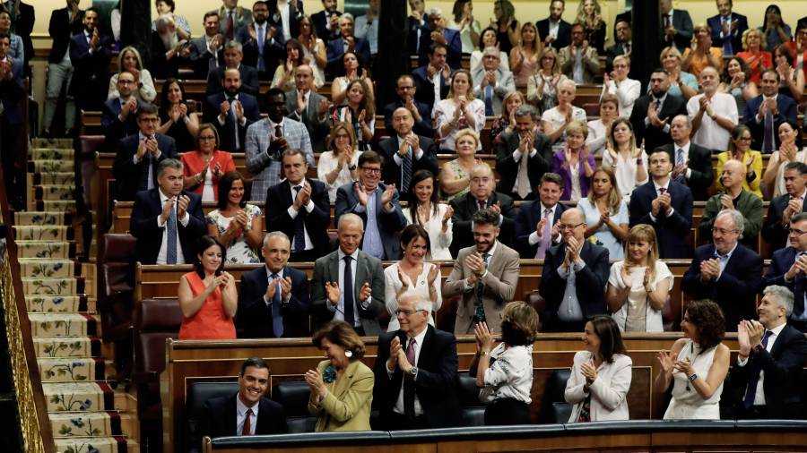 El tarraconense Joan Ruiz, en la esquina superior derecha de la foto, vestido de blanco, aplaude a Sánchez. FOTO: EFE