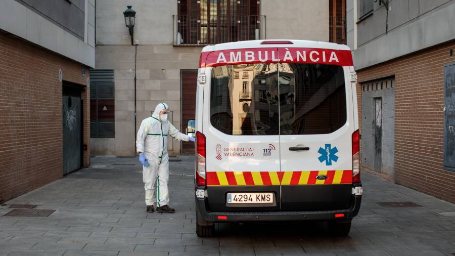 España volvió a sufrir ayer un repunte de fallecidos debido a que se contabilizaron las víctimas del fin de semana. FOTO: EFE