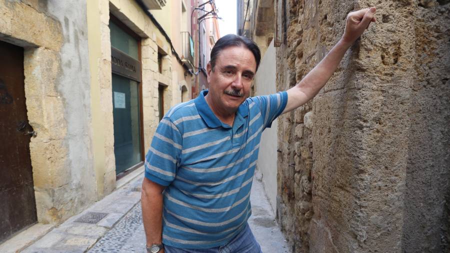 Lluís Claravalls davant l’immoble on nasqué, al núm. 15 del carrer de la Civaderia. FOTO: PERE FERRÉ