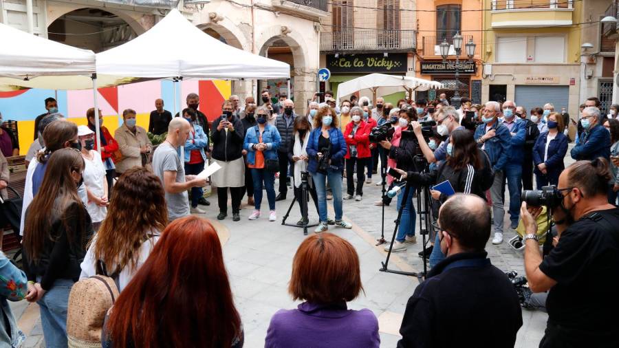 Pla general de la lectura del manifest on els botiguers del centre històric de Valls denuncien la inseguretat al barri. Foto: ACN