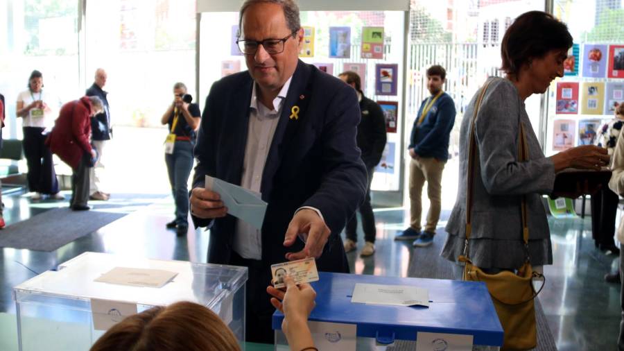 El president de la Generalitat, Quim Torra, mostra el seu DNI abans de votar al seu col·legi electoral, a Barcelona. FOTO: ACN