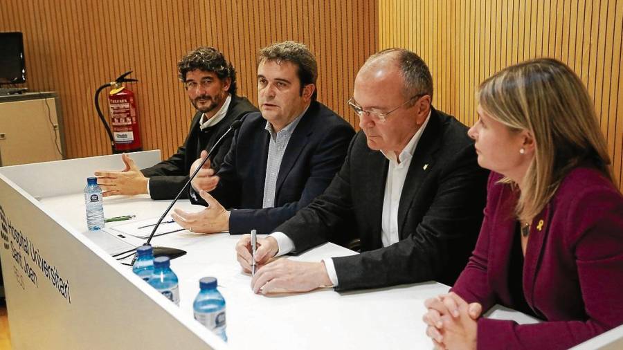 Adrià Comella, al lado del alcalde Pellicer, trajó el martes la solución para el Sant Joan. FOTO: fabian acidres