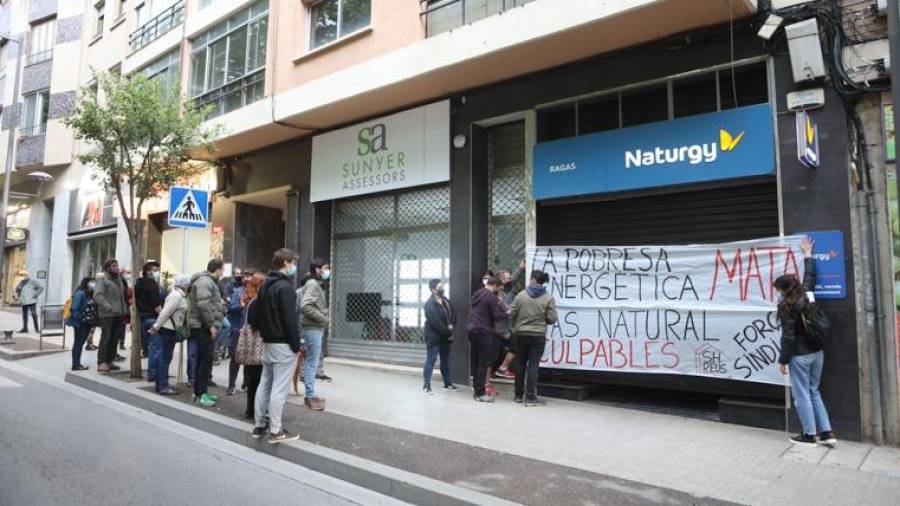 Parte de las personas fueron hasta la oficina de Naturgy en el paseo Sunyer donde pegaron los carteles. FOTO: ALBA MARINÉ