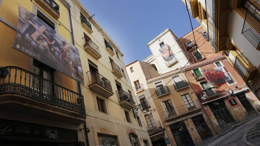 Las lonas con la imagen de los pasos, colgadas en las fachadas. FOTO: Pere Ferré