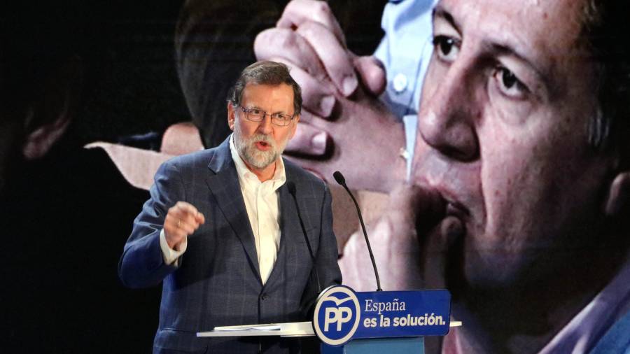 El presidente del Gobierno, Mariano Rajoy, con la imagen de Albiol de fondo en el mitin de campaña del PPC en el auditorio de Salou. FOTO: ACN