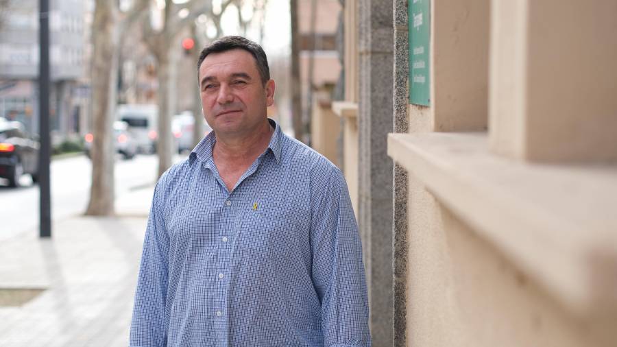 Josep Carles Vicente, en la puerta de la sede del sindicato Unió de Pagesos, en Reus. FOTO: Fabián Acidres