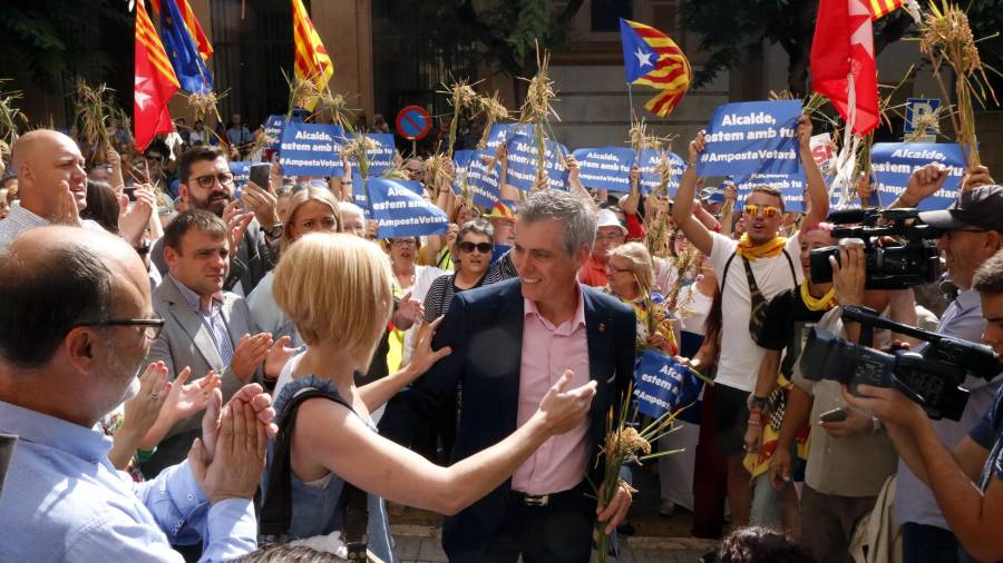 L'alcalde d'Amposta, Adam Tomàs, saludant a la seva germana, abans d'entrar a la Fiscalia de Tarragona. Foto: ACN
