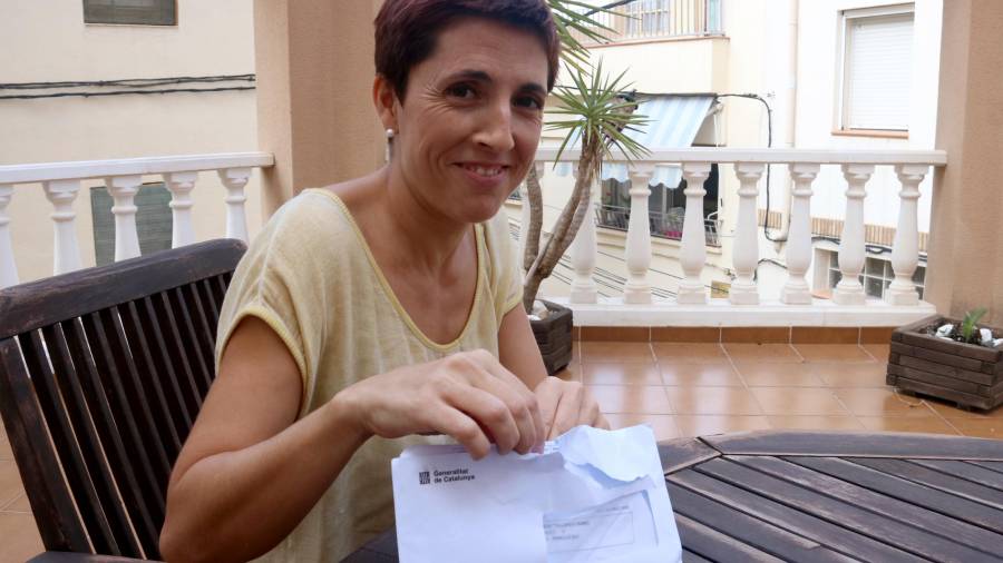 Pla mig de la veïna del Perelló, Vanessa Pallarès, amb la carta que ha rebut per formar part d'una mesa electoral per al referèndum del pròxim diumenge. FOTO: ACN