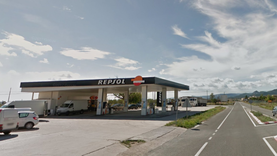 La gasolinera está cerca de la entrada a la autopista AP-2, a la salida de El Pla de Santa Maria.