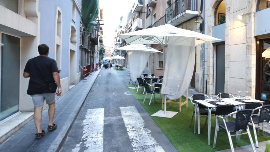 La peatonalización funciona en forma de prueba con las terrazas de los restaurantes. FOTO: PERE FERRÉ
