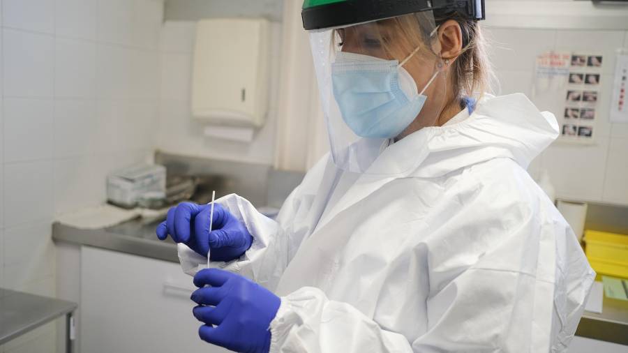 Una enfermera, con un test rápido de antígenos en sus manos. FOTO: FABIÁN ACIDRES