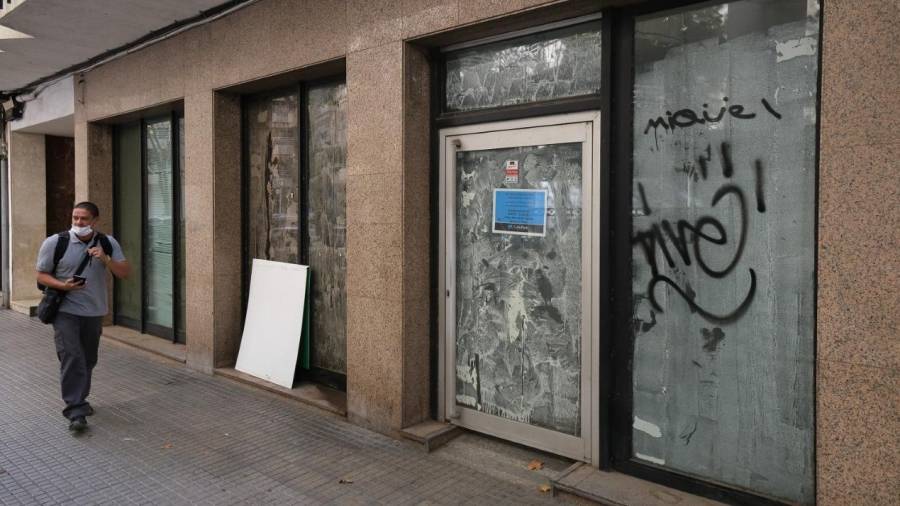 Antigua oficina bancaria en la calle Doctor Vilaseca, cerrada. FOTO: FABIÁN ACIDRES
