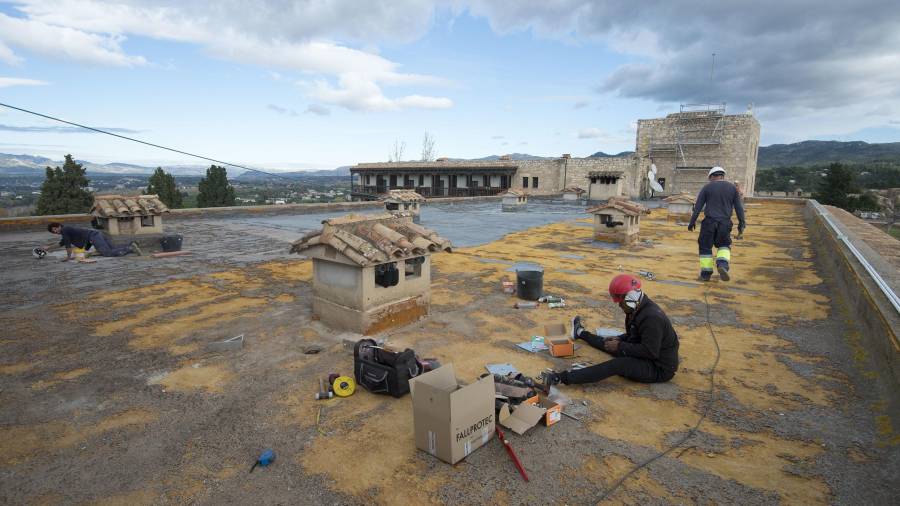 Operaris treballant a la coberta del castell de la Suda. FOTO: JOAN REVILLAS
