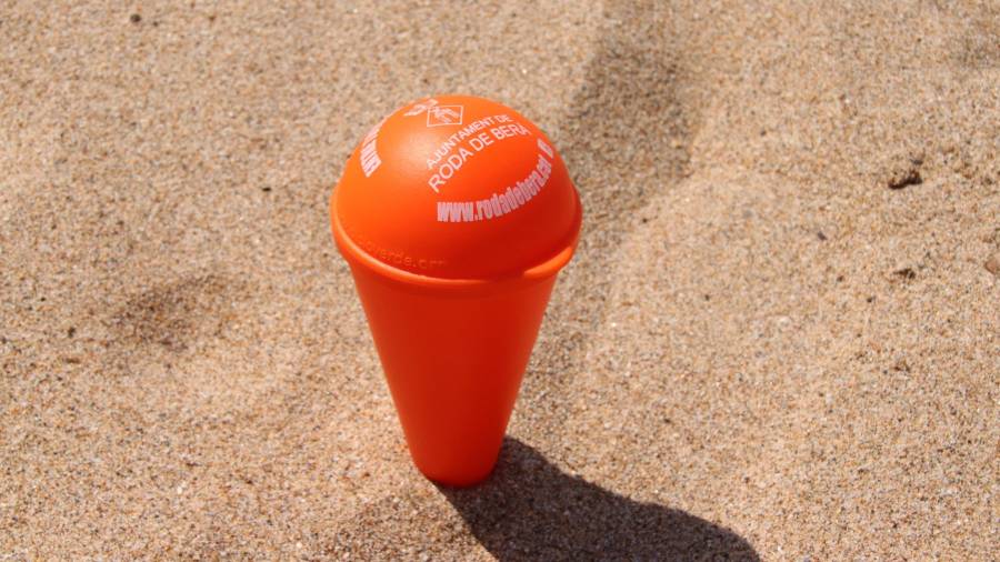 Los ceniceros son de color naranja y buscan ayudar a reducir el número de colillas en la arena. FOTO: cedida